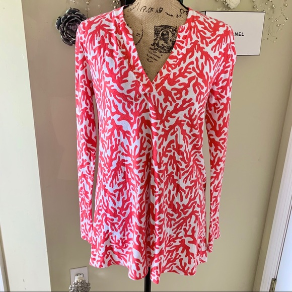 Lilly Pulitzer Sweaters - Lilly Pulitzer V-neck printed sweater